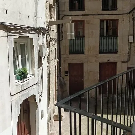 1B. Nuevo, Recien Reformado: Tipica Rua Cesteiros. * Vigo
