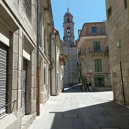 1B. Nuevo, recién reformado: típica rúa Cesteiros. Vigo